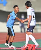 　後半、ピッチを去る際、熊本・大木武監督（左）と握手する横浜ＦＣ・中村俊輔（撮影・吉澤敬太）