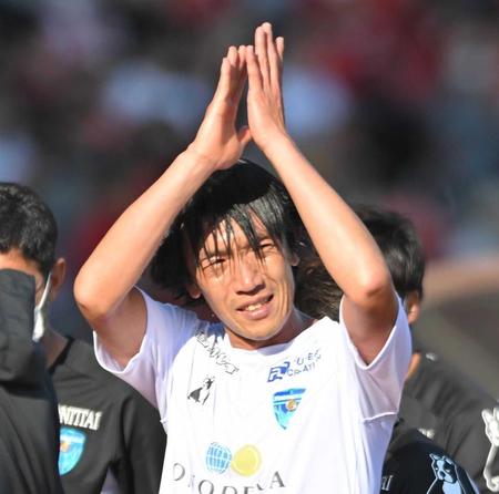 　後半、ピッチを後にする中村