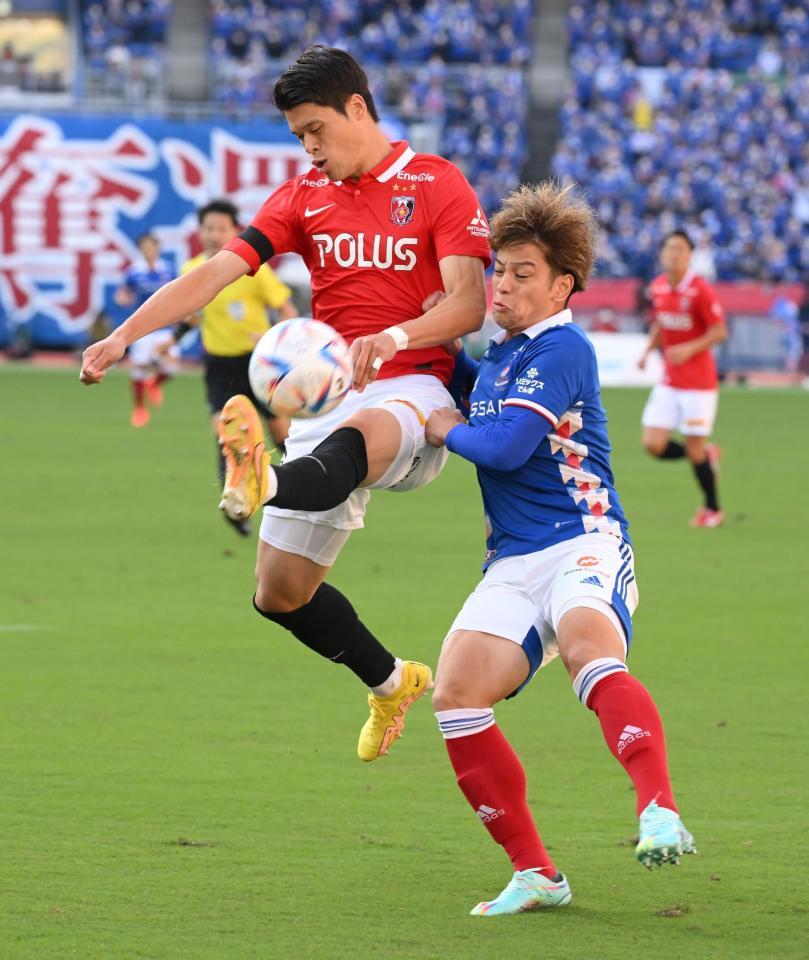 　横浜Ｍ・永戸勝也と競り合う浦和・酒井宏樹（撮影・金田祐二）