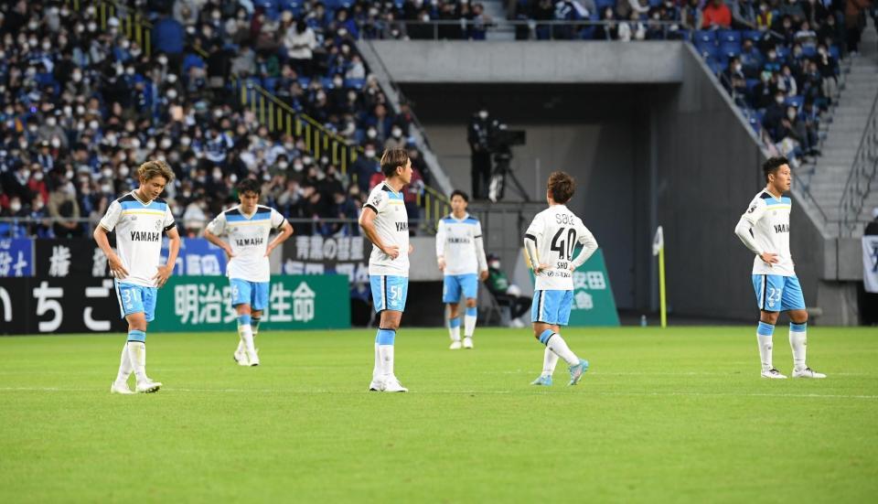 　試合に敗れ、肩を落とす磐田イレブン（撮影・石井剣太郎）