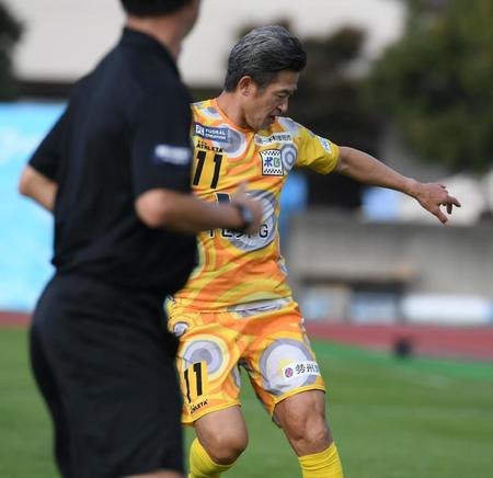 　ゴールを決め喜ぶ鈴鹿・三浦知良（撮影・石井剣太郎）