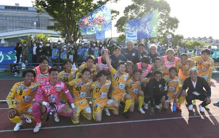 　ファンとともに写真に収まる鈴鹿・三浦知良（前列右から５人目）＝撮影・石井剣太郎