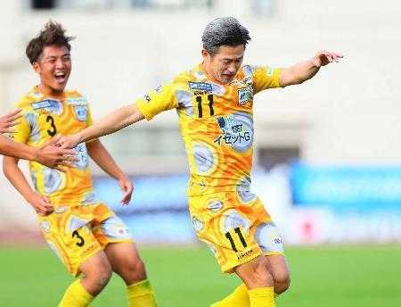 　ＪＦＬ枚方戦の後半、今季初ゴールとなるＰＫを決め、「カズダンス」を披露する鈴鹿の三浦（右）＝大阪府枚方市のたまゆら陸上競技場（（Ｃ）鈴鹿ポイントゲッターズ）