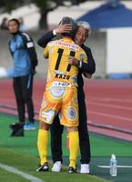 　後半、得点を決め、鈴鹿・三浦泰年監督と喜ぶ鈴鹿・三浦知良（手前）＝撮影・石井剣太郎
