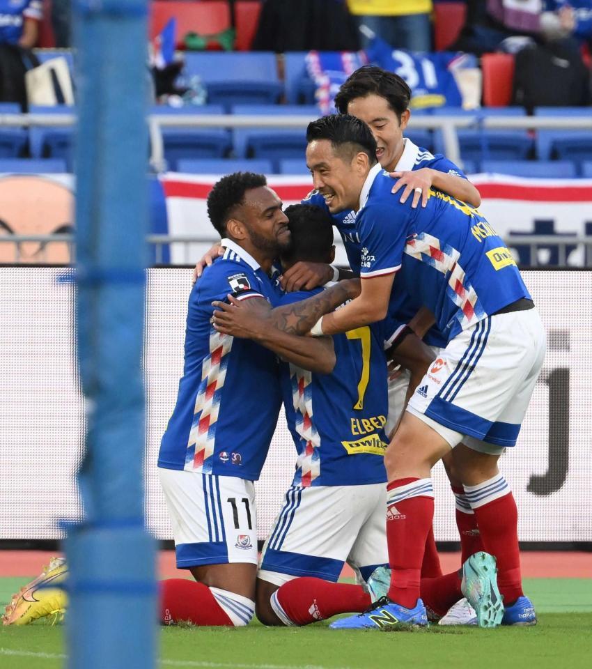 　後半、エウベル（７）のゴールを祝福する横浜Ｍイレブン（撮影・金田祐二）