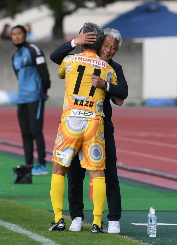 　後半、得点を決め、鈴鹿・三浦泰年監督と喜ぶ鈴鹿・三浦知良（手前）＝撮影・石井剣太郎