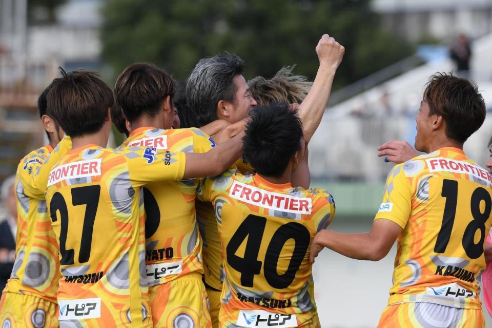　後半、得点を決め喜ぶ鈴鹿・三浦知良（中央）＝撮影・石井剣太郎