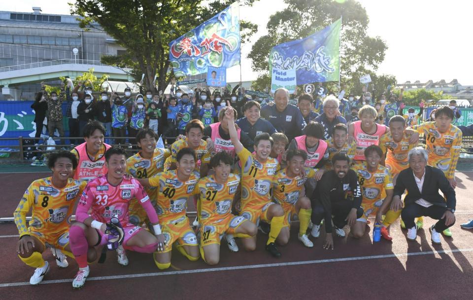 　ファンとともに写真に収まる鈴鹿・三浦知良（前列右から５人目）＝撮影・石井剣太郎