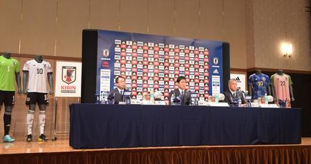　メンバーを発表する日本代表・森保監督。左は反町技術委員長、右は田嶋会長（撮影・金田祐二）