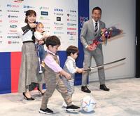 　会見にサプライズ登場した妻・平愛梨と子どもたちと笑顔の長友佑都（撮影・金田祐二）