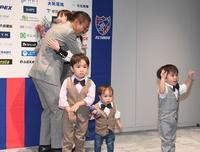 　子どもたちと一緒に会見にサプライズ登場の妻・平愛梨を抱きしめる長友佑都（撮影・金田祐二）
