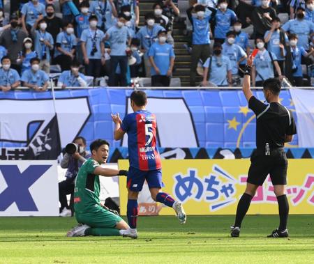 　前半、レッドカードで退場となった川崎・チョン　ソンリョン（撮影・金田祐二）