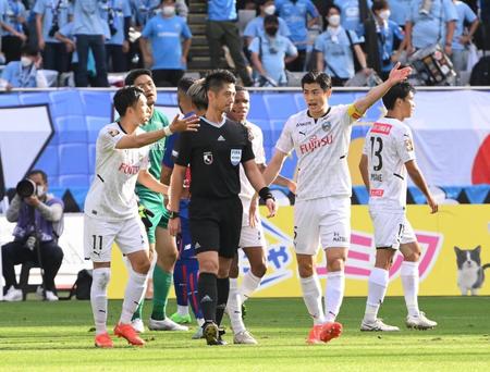 　ＧＫチョン　ソンリョンのレッドカードに抗議する川崎・谷口彰悟（右から２人目）ら＝撮影・金田祐二