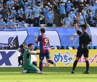 　前半、レッドカードで退場となった川崎・チョン　ソンリョン（撮影・金田祐二）