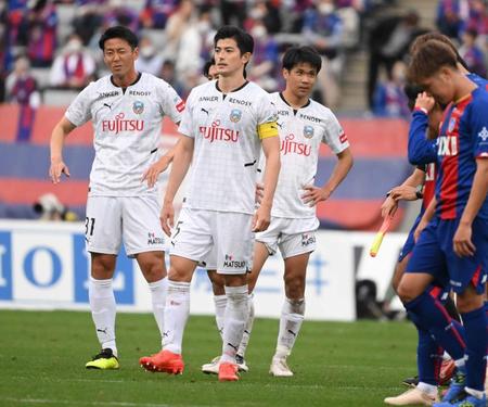 　勝利も優勝に届かずがっくりの川崎・谷口（中）、山根（右）＝撮影・金田祐二