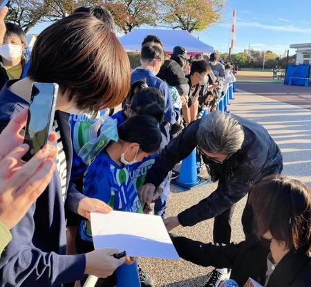 　試合後、大勢のファンにサインに応じる鈴鹿ＦＷカズ