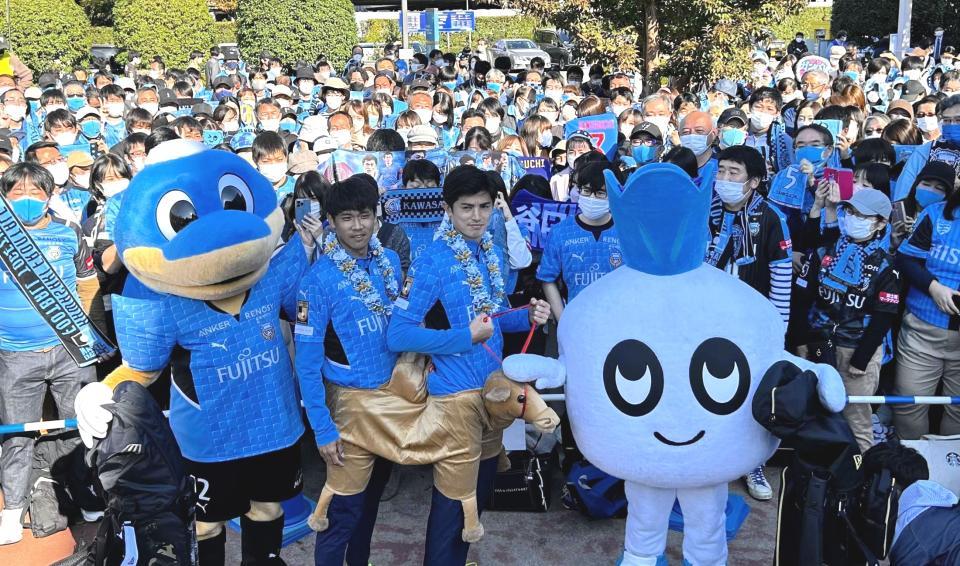 　Ｗ杯に向けた壮行会で、クラブから贈られた「なりきりラクダ」を着用して意気込むＤＦ谷口彰悟（右）と山根視来