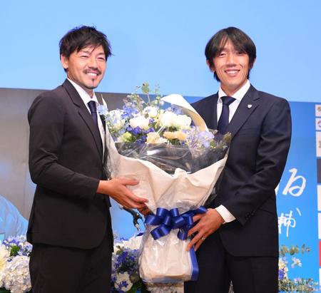 　松井大輔からサプライズの花束に笑顔の横浜ＦＣ・中村俊輔（撮影・金田祐二）