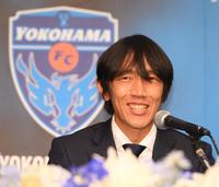 　笑顔で引退会見する横浜ＦＣ・中村俊輔（撮影・金田祐二）