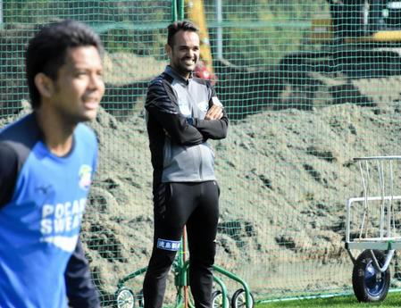 　笑顔で練習を見守るＪ２徳島のポヤトス監督