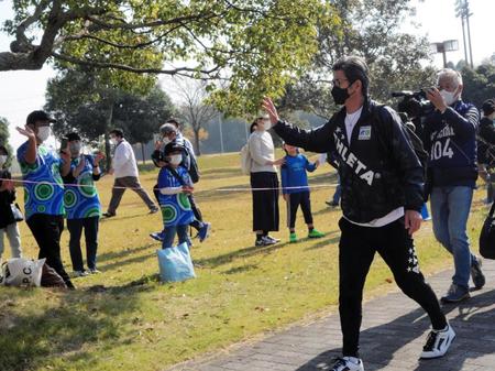 　会場入りする鈴鹿・三浦知良