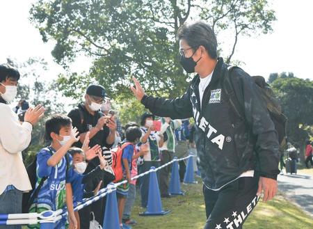 　試合前、会場入りする鈴鹿・三浦