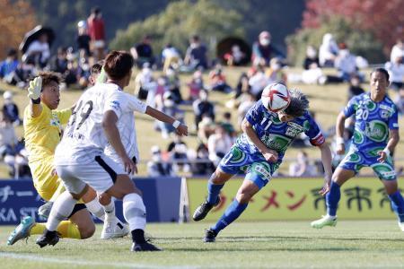 　ＪＦＬ大阪戦の前半、ゴールを決める鈴鹿の三浦（右から２人目）＝三交鈴鹿