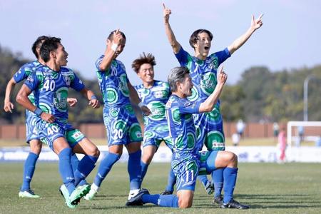 　前半、ゴールを決め「カズダンス」を披露する鈴鹿の三浦（手前）