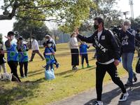 　会場入りする鈴鹿・三浦知良