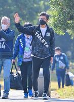 　試合前、会場入りする鈴鹿・三浦