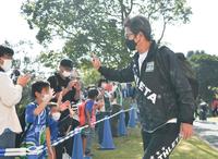 　試合前、会場入りする鈴鹿・三浦