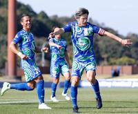 　前半、ゴールを決め、「カズダンス」を披露する鈴鹿の三浦（右）