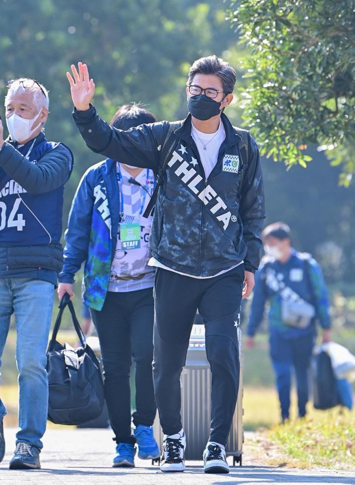 　試合前、会場入りする鈴鹿・三浦