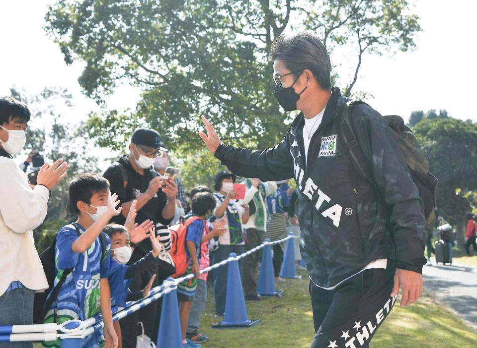 　試合前、会場入りする鈴鹿・三浦