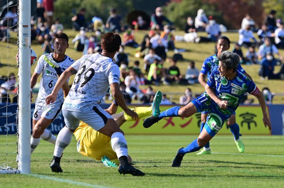 　前半、今季２点目となる同点ゴールを決める鈴鹿・三浦（右）　