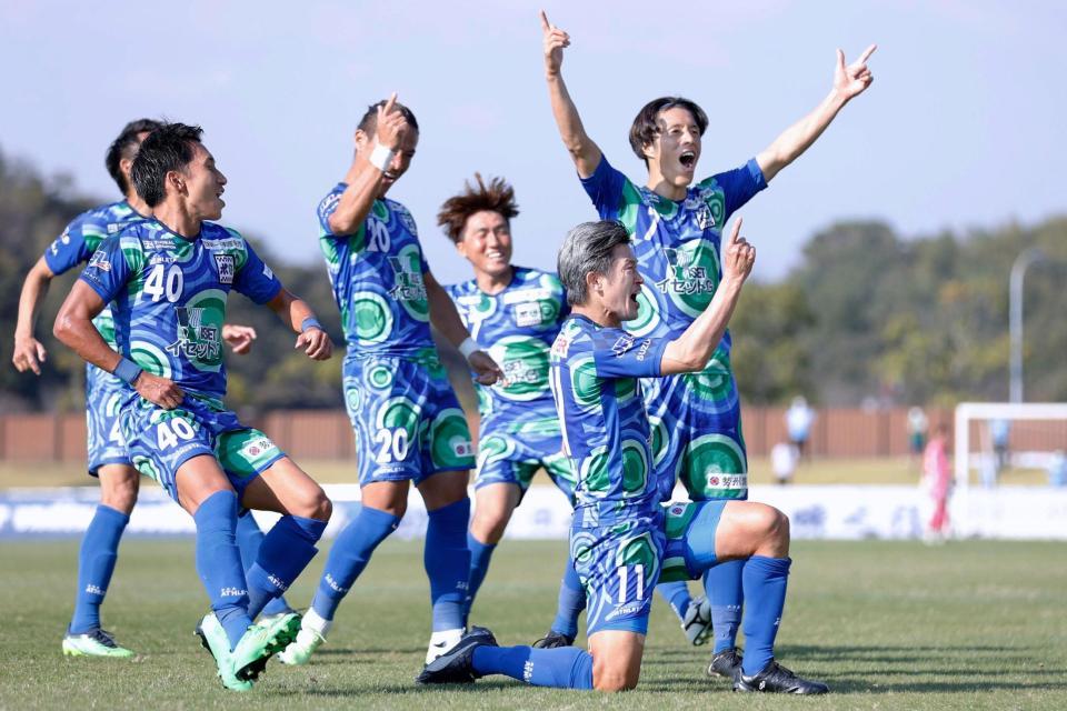 　前半、ゴールを決め「カズダンス」を披露する鈴鹿の三浦（手前）