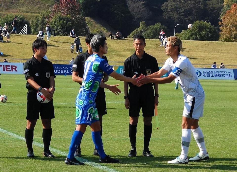 　ゲーム主将として２２試合ぶりに先発した鈴鹿・三浦（左）