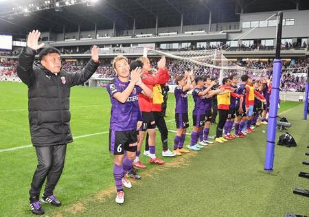 　Ｊ１残留を決め、喜ぶ曹監督（左端）らイレブン（撮影・山口登）