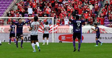 　試合が終了し、Ｊ１残留を決め喜ぶイレブン（撮影・山口登）