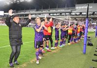 　Ｊ１残留を決め、喜ぶ曹監督（左端）らイレブン（撮影・山口登）