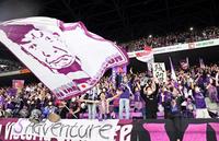 　Ｊ１残留を決め、喜ぶサポ-ター（撮影・山口登）