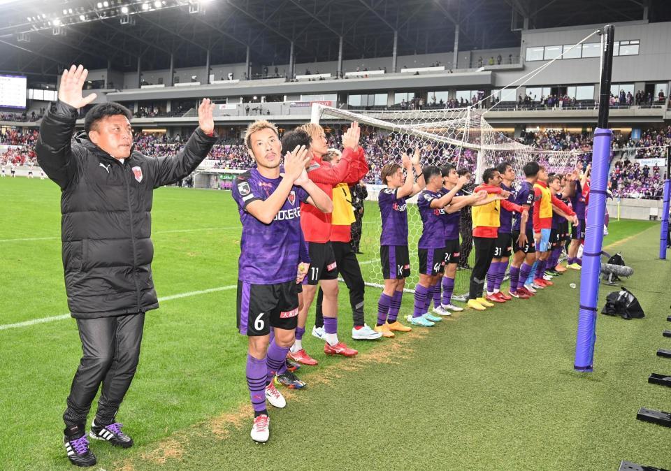 　Ｊ１残留を決め、喜ぶ曹監督（左端）らイレブン（撮影・山口登）