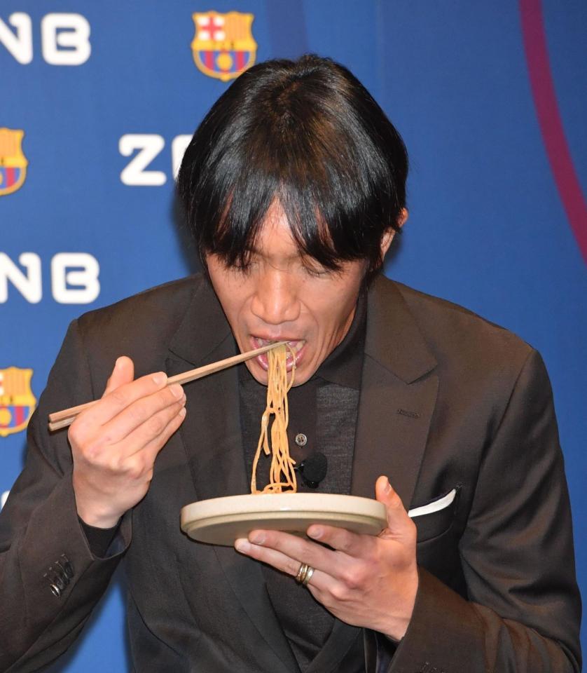 　ＺＥＮＢヌードルで作ったパスタを食べる中村俊輔氏（撮影・佐々木彰尚）