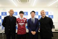 　会見に出席した（左から）びわこ成蹊スポーツ大・望月聡監督、泉柊椰、神戸・幸田将和スカウト、近藤岳登氏（びわこ成蹊スポーツ大学提供）