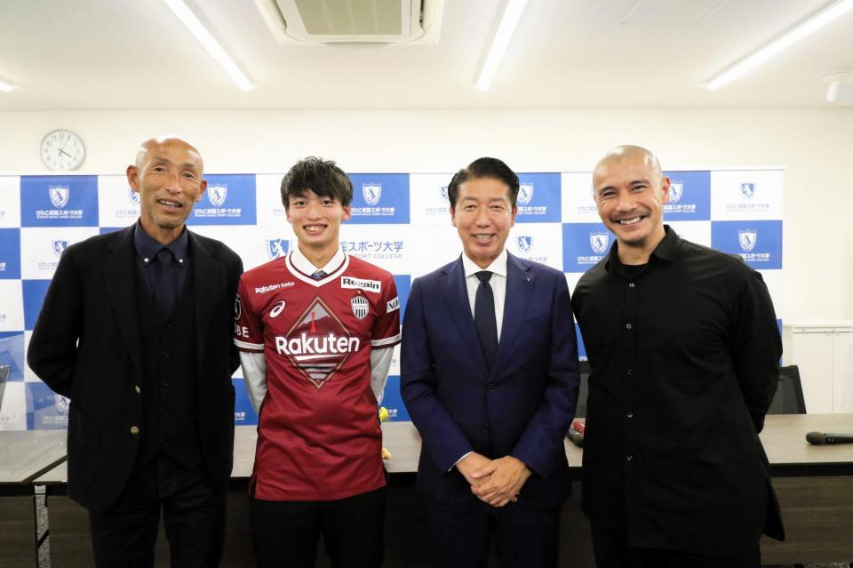 　会見に出席した（左から）びわこ成蹊スポーツ大・望月聡監督、泉柊椰、神戸・幸田将和スカウト、近藤岳登氏（びわこ成蹊スポーツ大学提供）