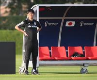 　練習場を見渡す森保監督（撮影・金田祐二）