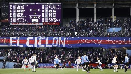 　サッカーＪ１の開幕戦に訪れた観客（奥）。川崎とＦＣ東京が対戦＝２月１８日、川崎市等々力陸上競技場