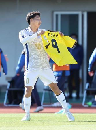 　　前半、先制ゴールを決め、工藤壮人さんのユニホームを手にする日体大柏・古谷
