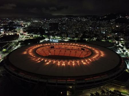 　ペレさんの功績をたたえ、金色にライトアップされたマラカナン競技場＝２９日、リオデジャネイロ（ロイター＝共同）