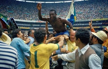 　１９７０年Ｗ杯メキシコ大会でブラジルが３度目の優勝を果たし、喜ぶペレさん（ゲッティ＝共同）